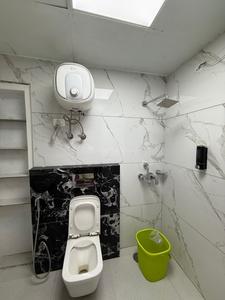 Bathroom Image of 1462 Sq.ft 3 BHK Apartment / Flat for rent in Paramount Symphony, Crossings Republik Ghaziabad for Rs. 35000