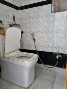 Common Bathroom Image of 1100 Sq.ft 2 BHK Apartment / Flat for rent in DDA Flat Janakpuri, Janakpuri New Delhi for Rs. 30000