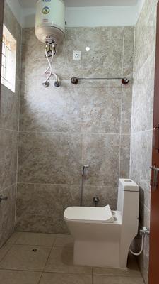 Bathroom Image of 550 Sq.ft 1 BHK Apartment / Flat for rent in Kartik Nagar Bengaluru for Rs. 20500
