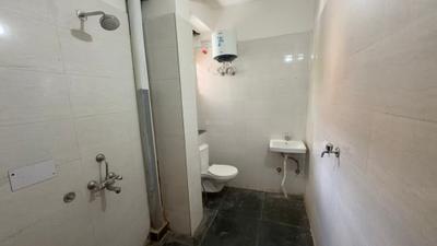 Bathroom Image of 400 Sq.ft 1 BHK Apartment / Flat for rent in Sector 39 Gurgaon for Rs. 25499