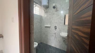Bathroom Image of 700 Sq.ft 1 BHK Builder Floor for rent in Indira Nagar Bengaluru for Rs. 35500