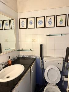Bathroom Image of 800 Sq.ft 1 BHK Apartment / Flat for rent in Cumballa Hill Mumbai for Rs. 150000