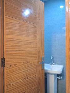Common Bathroom Image of 1050 Sq.ft 2 BHK Apartment / Flat for sale in Aashi Riddhi Residency, Sector 104 Noida for Rs. 4550000