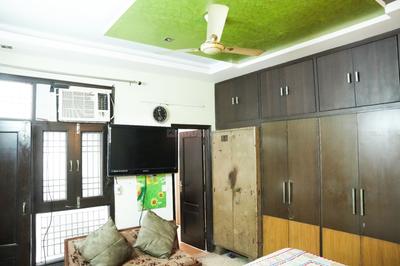 Bedroom Image of 1620 Sq.ft 3 BHK Builder Floor for sale in Preet Vihar New Delhi for Rs. 30000000