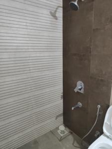 Bathroom Image of 650 Sq.ft 1 BHK Apartment / Flat for rent in Kohinoor Sportsville, Maan Pune for Rs. 22500