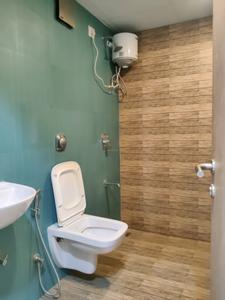 Common Bathroom Image of 750 Sq.ft 2 BHK Apartment / Flat for sale in Kalpataru Immensa, Thane West Thane for Rs. 13200000