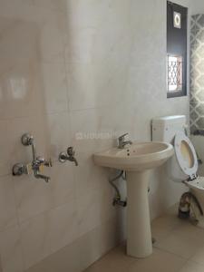 Bathroom Image of 850 Sq.ft 1 BHK Independent House for rent in Sector 26 Noida for Rs. 23000