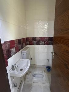 Bathroom Image of 1100 Sq.ft 2.5 BHK Builder Floor for sale in RWA Jitar Nagar Block C, Krishna Nagar New Delhi for Rs. 8000000