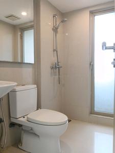 Common Bathroom Image of 650 Sq.ft 1.5 BHK Apartment / Flat for rent in Hiranandani Lavinia, Hiranandani Estate Thane for Rs. 33000