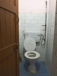 Common Bathroom One Image of 1100 Sq.ft 3 BHK Apartment / Flat for sale in Vikaspuri New Delhi for Rs. 16500000