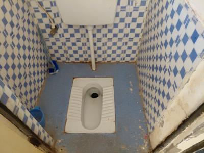 Bathroom Image of 450 Sq.ft 1 BHK Apartment / Flat for rent in Vrindavan Yojana Lucknow for Rs. 8000