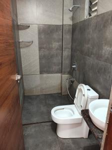 Bathroom Image of 1300 Sq.ft 2 BHK Apartment / Flat for rent in Saamarth Heaven 4, Chandkheda Ahmedabad for Rs. 21000
