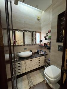 Bathroom Image of 2000 Sq.ft 4 BHK Independent House for rent in Greater Kailash New Delhi for Rs. 160000