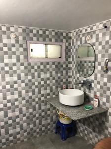 Bathroom Image of 700 Sq.ft 2 BHK Apartment / Flat for rent in Qaiserbagh Lucknow for Rs. 15000