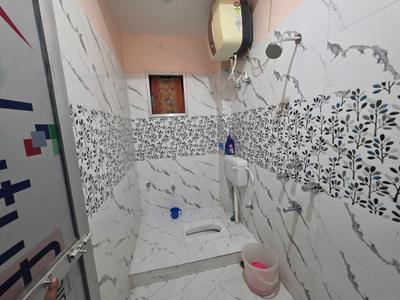 Bathroom Image of 700 Sq.ft 2 BHK Apartment / Flat for rent in Ramkrishan Nagar Patna for Rs. 12000
