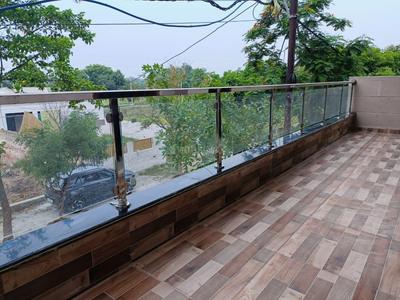 Balcony Image of paradise stay girls pg in Sector 17, Noida