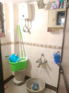 Common Bathroom One Image of 424 Sq.ft 1 BHK Apartment / Flat for sale in Kandivali West Mumbai for Rs. 12500000