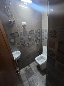 Bathroom Image of 650 Sq.ft 1 BHK Builder Floor for rent in Old Double Storey, Lajpat Nagar New Delhi for Rs. 30000