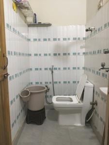 Common Bathroom Image of 450 Sq.ft 1 BHK Builder Floor for rent in Mayur Vihar Phase 1 New Delhi for Rs. 15000