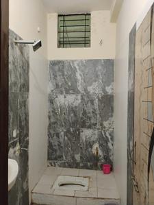 Bathroom Image of 850 Sq.ft 2 BHK Apartment / Flat for rent in Khatiwala Tank Indore for Rs. 15000