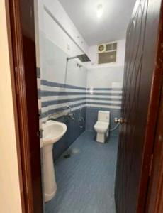 Bathroom Image of 1400 Sq.ft 3 BHK Apartment / Flat for rent in Hebbal Bengaluru for Rs. 40000