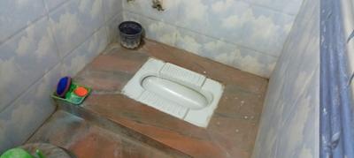 Bathroom Image of 800 Sq.ft 2 BHK Independent House for rent in Sikandar Kampoo Gwalior for Rs. 4000