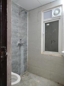 Common Bathroom Image of 945 Sq.ft 3 BHK Apartment / Flat for rent in Amrapali Dream Valley 2, Noida Extension Greater Noida for Rs. 18500