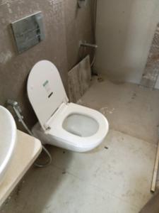 Common Bathroom Image of 700 Sq.ft 2 BHK Apartment / Flat for rent in Leo Eminence, Bandra East Mumbai for Rs. 120000