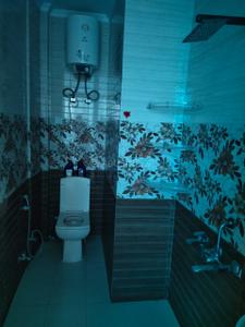 Bathroom Image of 680 Sq.ft 1 BHK Independent House for rent in Alpha II Greater Noida for Rs. 25000