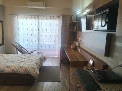 Bedroom Image of 435 Sq.ft 1 RK Apartment / Flat for rent in Paramount Golfforeste Premium Apartments, Surajpur Greater Noida for Rs. 15200