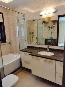 Bathroom Image of 2200 Sq.ft 4 BHK Builder Floor for rent in Green Park, Green Park Extension New Delhi for Rs. 175000