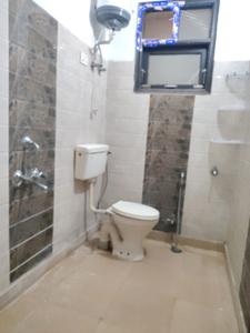 Common Bathroom Image of 650 Sq.ft 1 BHK Apartment / Flat for rent in Chhattarpur New Delhi for Rs. 16000