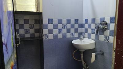 Bathroom Image of 650 Sq.ft 2 BHK Apartment / Flat for rent in Worli Mumbai for Rs. 70000
