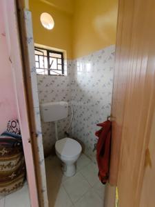 Bathroom Image of 850 Sq.ft 2 BHK Apartment / Flat for sale in Tollygunge Kolkata for Rs. 2300000