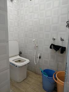 Common Bathroom Image of 650 Sq.ft 1 BHK Apartment / Flat for rent in Rajpur New Delhi for Rs. 13500