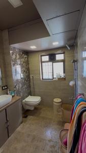 Bathroom Image of 2200 Sq.ft 4 BHK Apartment / Flat for sale in Sarkar Residency, Byculla Mumbai for Rs. 75000000