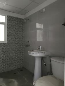 Common Bathroom Image of 975 Sq.ft 2 BHK Apartment / Flat for sale in Amrapali Verona Heights, Noida Extension Greater Noida for Rs. 7658000