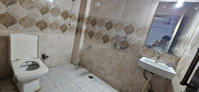 Bathroom Image of 450 Sq.ft 1 RK Apartment / Flat for rent in Sarita Vihar New Delhi for Rs. 16000