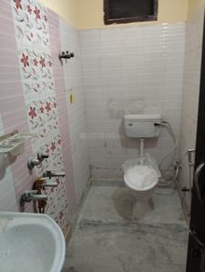 Bathroom Image of 800 Sq.ft 2 BHK Builder Floor for rent in Preet Vihar New Delhi for Rs. 15000