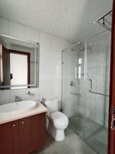 Bathroom Image of 2130 Sq.ft 3 BHK Apartment / Flat for sale in Central Park Aqua Front Towers, Sector 33 Sohna for Rs. 28500010