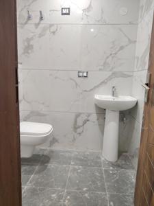 Common Bathroom Image of 800 Sq.ft 2 BHK Builder Floor for rent in Rajpur Khurd Village New Delhi for Rs. 21000