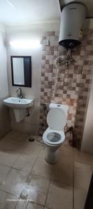 Bathroom Image of 1000 Sq.ft 2 BHK Apartment / Flat for rent in Amrapali Princely Estate, Sector 76 Noida for Rs. 36000
