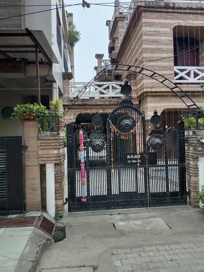 Hazratganj Main Image 1