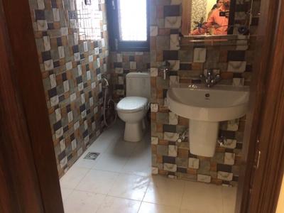 Bathroom Image of 904 Sq.ft 2 BHK Independent House for rent in RWA Lajpat Nagar 4 Colonies, Lajpat Nagar New Delhi for Rs. 50000