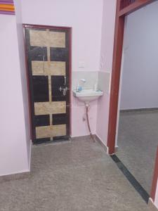 Bathroom Image of 700 Sq.ft 2 BHK Independent House for rent in Kursi Road Lucknow for Rs. 8500