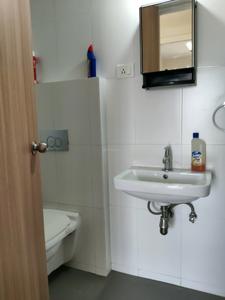 Common Bathroom Image of 650 Sq.ft 1 BHK Apartment / Flat for sale in Thane West Thane for Rs. 11100000