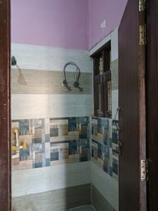 Common Bathroom Image of 600 Sq.ft 1 BHK Independent House for rent in Sector 81 Noida for Rs. 12000
