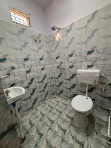 Bathroom Image of 1000 Sq.ft 1 RK Independent House for rent in Alambagh Lucknow for Rs. 7000
