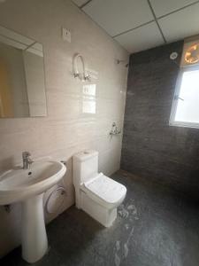 Bathroom Image of 1000 Sq.ft 2 BHK Apartment / Flat for rent in Oro Elements, Jankipuram Lucknow for Rs. 15500