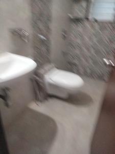 Bathroom Image of 1400 Sq.ft 3 BHK Apartment / Flat for rent in Runwal Sanctuary, Mulund West Mumbai for Rs. 71000